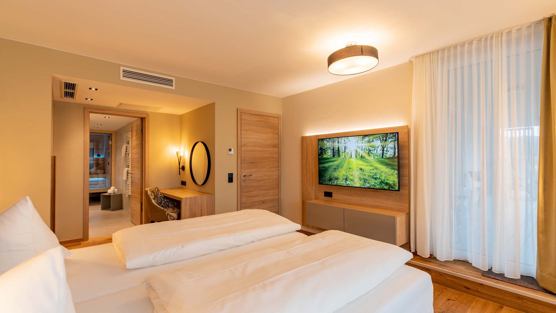 Modernes Hotelzimmer mit Doppelbett, Flachbildfernseher und Holzboden