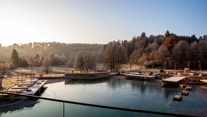 Lac naturel gelé avec terrasses et arbres en automne