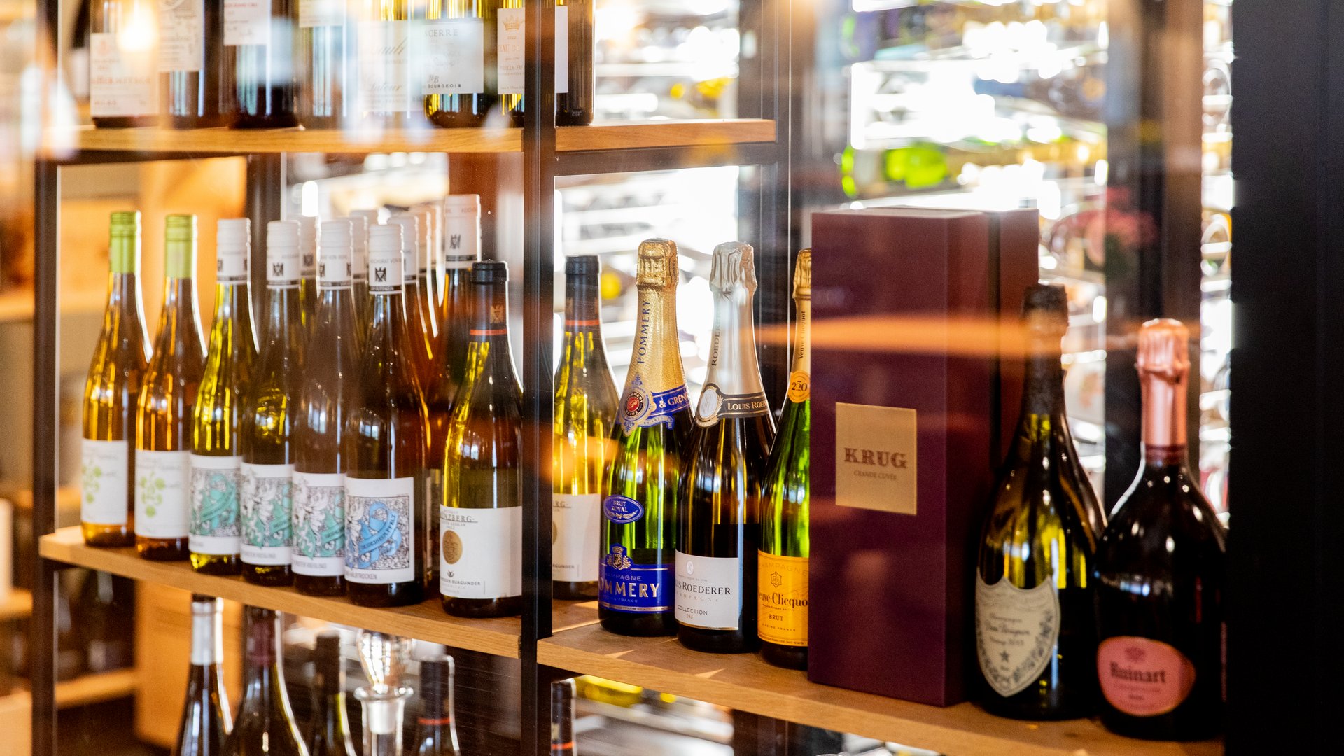 Verschiedene Wein- und Champagnerflaschen in einem Weinschrank