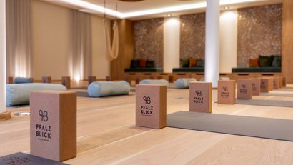 Yoga-Übungsraum mit Matten und Blöcken im Pfalzblick Wellnessbereich