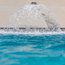 Jet d'eau dans une piscine devant un mur clair
